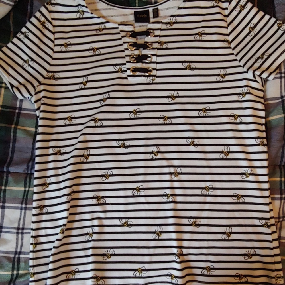 Brand new Adorable bee shirt🐝🐝